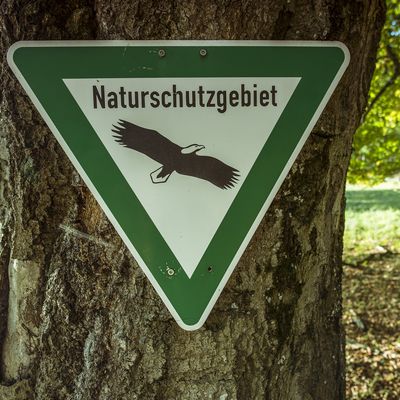 Schild zur Kennzeichnung eines Naturschutzgebietes